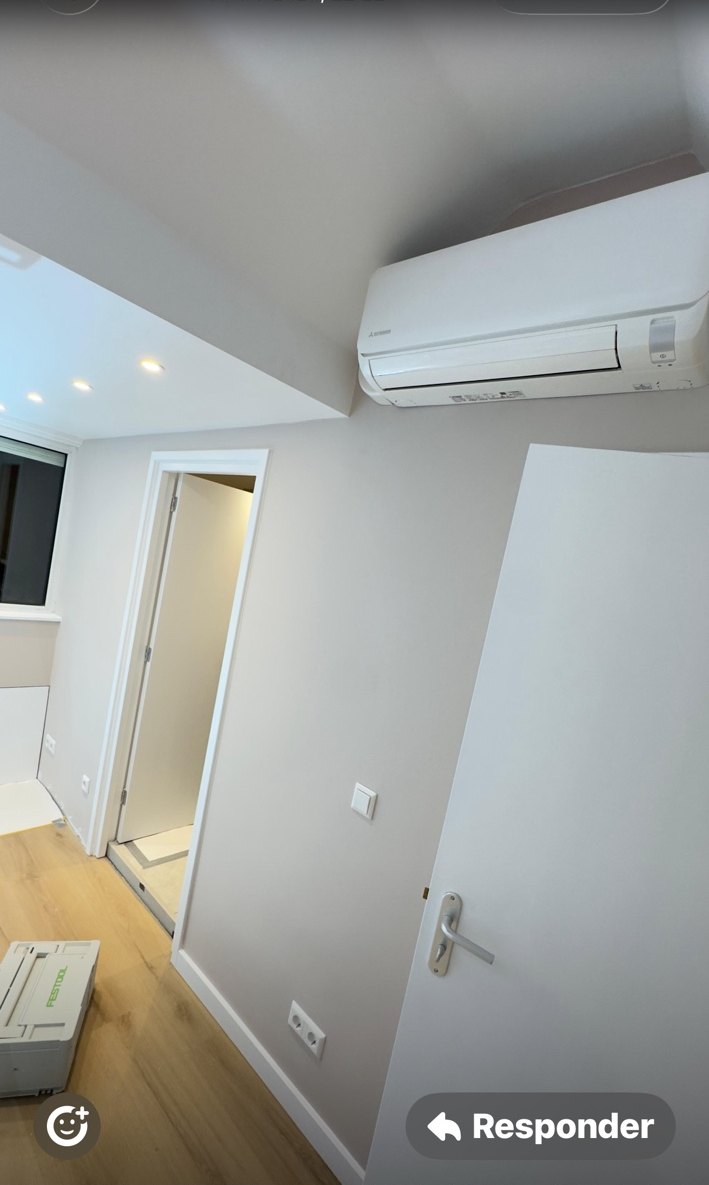 Opgefriste kamer met geschilderde wanden, plafond en nette details