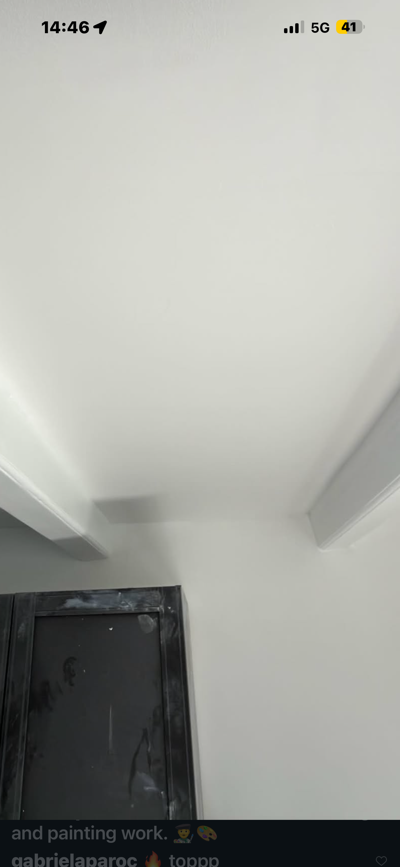 Afgewerkt plafond na het stucen en schilderen