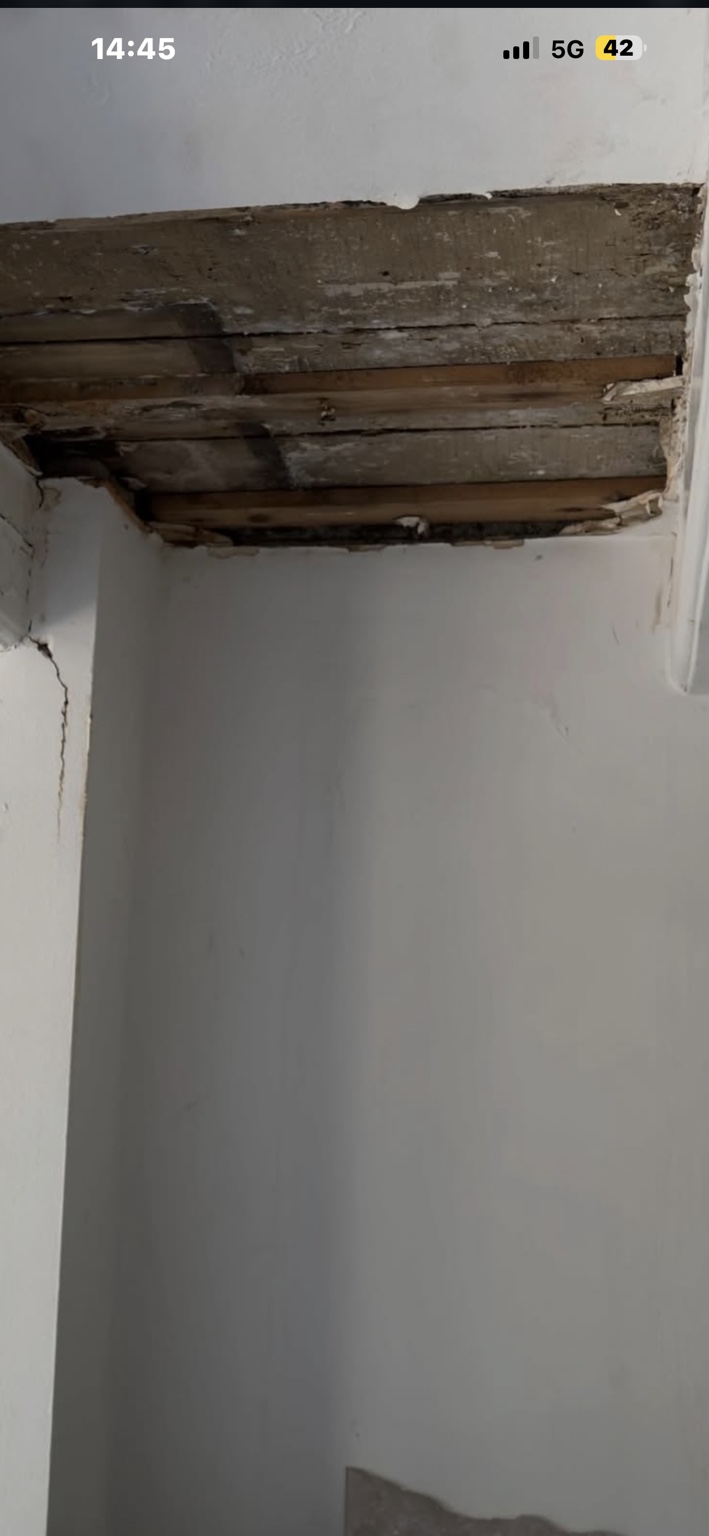 Beschadigd plafond vóór de herstelwerkzaamheden